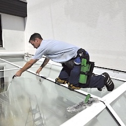 Der-beste-Fensterputzer-in-Boxdorf-Neunhof-und-Kraftshof-in-Nuernberg-bei-der-Arbeit.