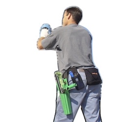 Ein-professioneller-Fensterputzer-reinigt-Kunststoff-Sonnenschutzrollos-an-einem-Haus-in-Boxdorf-bei-Nuernberg