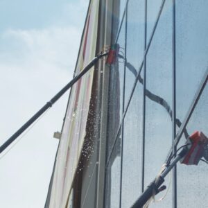 ie-beste-Methode-zur-Reinigung-grosser-Glasflaechen-an-Gebaeuden-ist-die-Verwendung-eines-Reinwassersystems.