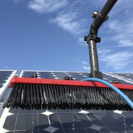 Reines-Wasser-reinigt-Sonnenkollektoren-in-der-Sonne-in-Nuernberg