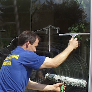 john-winters-fensterreinigung-beim-fenster-putzen-in-erdgeschoss-2026.
