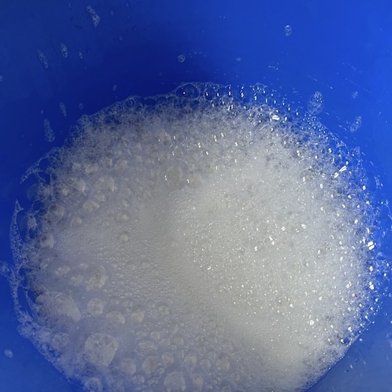 ein Eimer voll mit Fensterreiniger-Reinigungsmittel